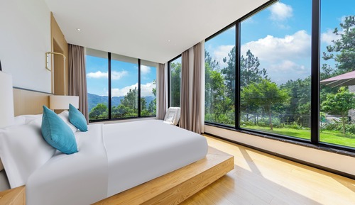 Habitación de lujo con 2 camas individuales, varias camas, baño privado, vistas a la montaña