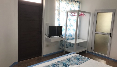 Habitación básica con 1 cama doble o 2 individuales, vistas a la piscina