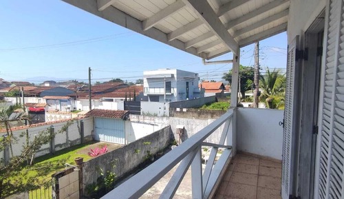 Habitación básica con 1 cama doble o 2 individuales, balcón, vistas parciales al mar