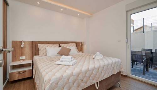 Apartamento (Two bedroom Apartment with Shared Poo)