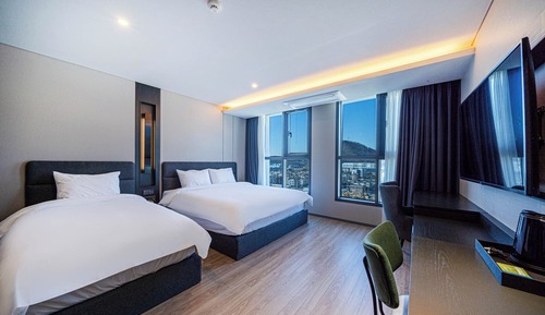 Habitación superior con 2 camas individuales, vistas a la ciudad