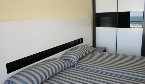 Habitación básica con 2 camas individuales, vistas al río