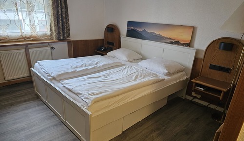 Habitación básica con 2 camas individuales, 1 cama doble