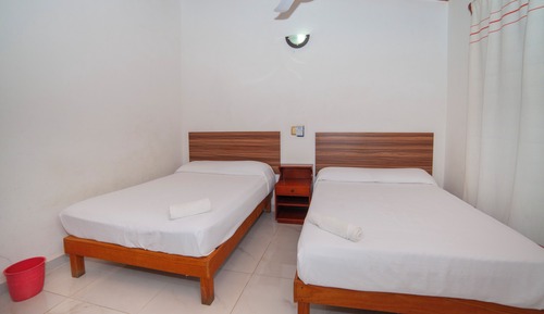 Habitación, balcón, vistas a la ciudad
