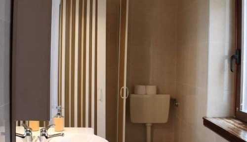 Habitación básica con 1 cama doble o 2 individuales, balcón, vistas a la colina