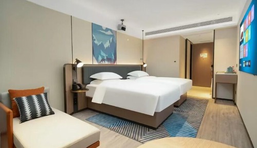 Habitación básica con 2 camas individuales, varias camas