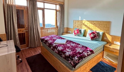 Superior Studio Suite, Balcony, Mountain View
