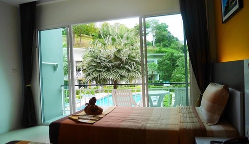 Habitación superior con 2 camas individuales, vistas a la piscina