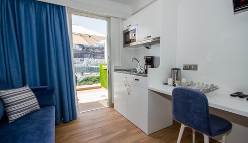 Habitación doble superior, balcón, vistas parciales al mar (Single Use)