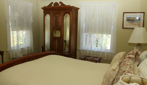 Sherwood Room, 1 Queen Bed, Garden View with Detached Bathroom