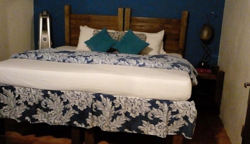 Habitación económica, 1 cama de matrimonio grande, vistas al río, junto a la montaña (Van Gogh Room)