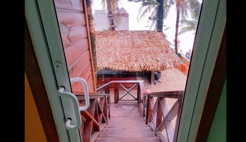 #21 Beachfront, upstairs with a King Bed