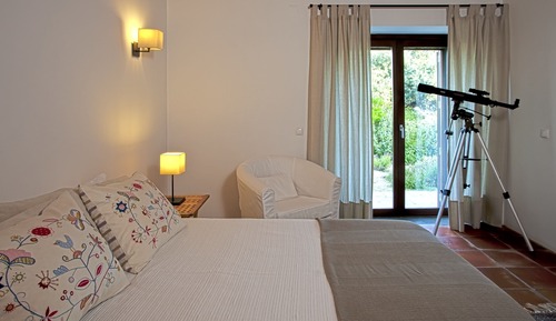 Habitación estándar con 1 cama doble o 2 individuales, vistas parciales al mar