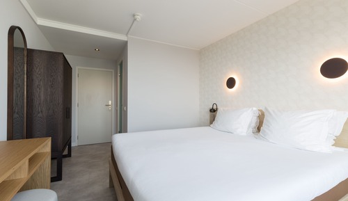 Habitación básica doble, 1 cama de matrimonio grande, vistas al patio