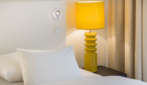 Habitación superior, balcón, vistas parciales al mar