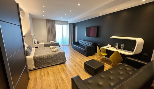 Habitación panorámica, terraza, junto a la piscina