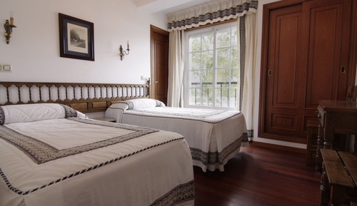 Habitación básica con 2 camas individuales