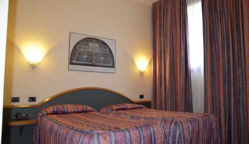 Habitación básica con 2 camas individuales