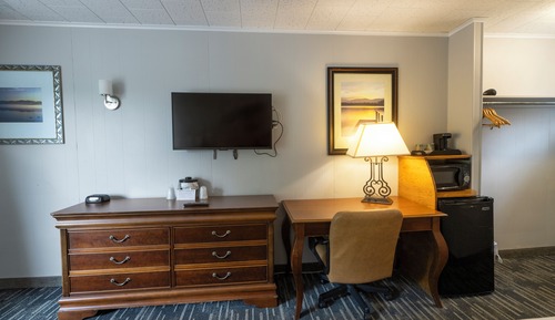 Top of Hill South, 2 Queen Beds