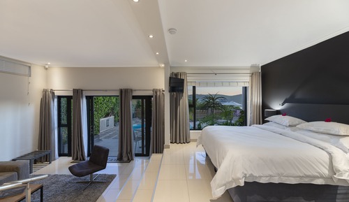 Suite (THEBLOEM SUITE ONE: DELUXE KING )