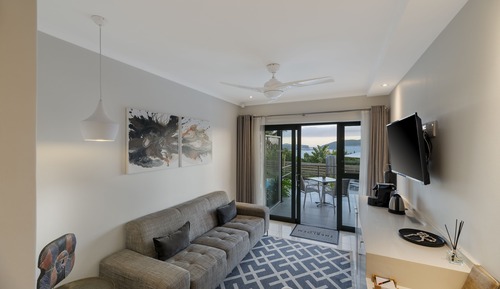 Suite (THEBLOEM SUITE TWO: DELUXE KING BED )