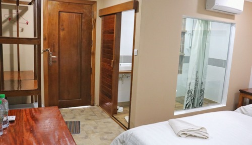 Habitación superior con 2 camas individuales, 2 habitaciones, vistas a la ciudad
