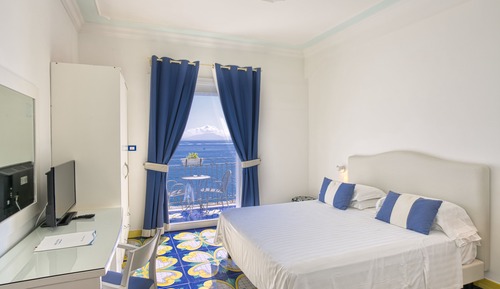 Habitación clásica con 1 cama doble o 2 individuales, balcón, vistas al mar