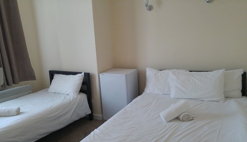 Habitación triple estándar (1 Double Bed & 1 Single Bed)