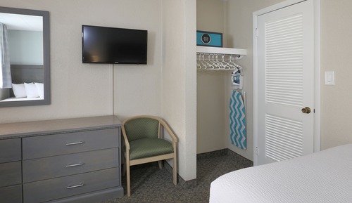 Suite, 1 cama de matrimonio grande con sofá cama, vistas a la piscina