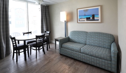Suite, varias camas, cocina básica, vistas a la piscina