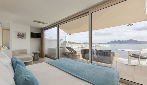 Suite Junior con terraza y vistas frontales al mar 