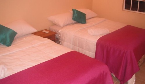 Estudio, 2 camas de matrimonio, cocina básica, planta baja