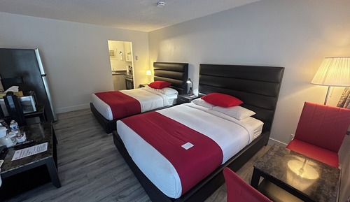 Habitación Premium, 2 camas de matrimonio, frigorífico y microondas