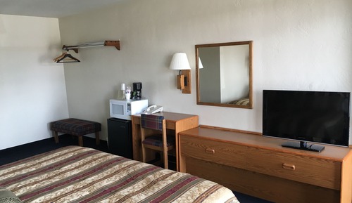 Habitación tradicional, frigorífico y microondas