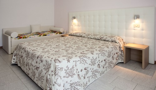 Habitación cuádruple, vistas parciales al mar