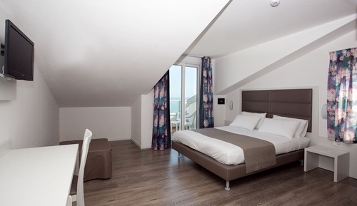 Habitación superior con 1 cama doble o 2 individuales, 1 cama de matrimonio, no fumadores