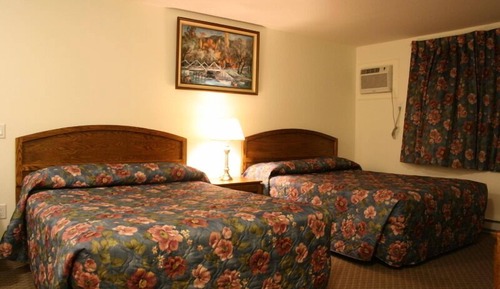Habitación, 2 camas de matrimonio, frigorífico y microondas, vistas a la montaña