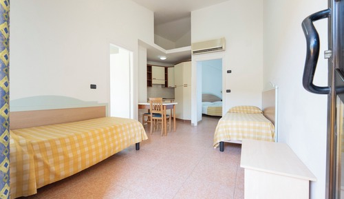Habitación panorámica con 1 cama doble o 2 individuales, cocina básica, vistas al mar