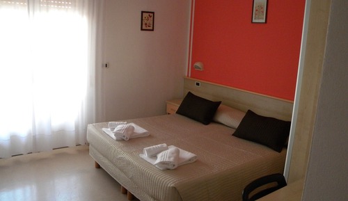 Habitación con 1 cama doble o 2 individuales, balcón