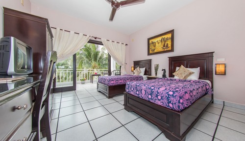 Habitación superior con 2 camas individuales, vistas al jardín