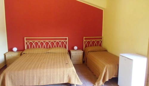 Habitación triple, balcón, vistas al jardín