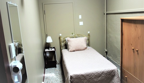 Suite estudio junior, varias camas, baño compartido, vistas al jardín