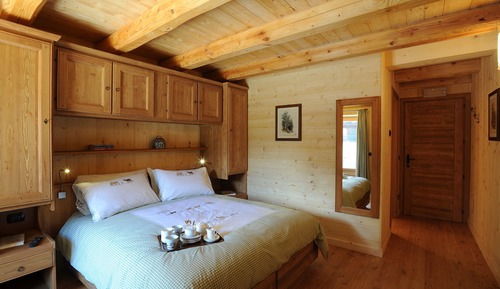 Habitación, balcón, vistas a la montaña