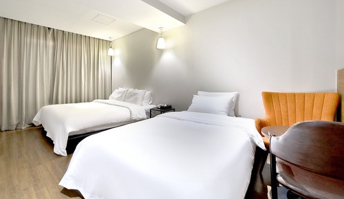 Signature Twin Room (Check-in time 6PM)