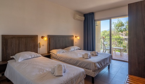 Habitación triple, vistas al jardín