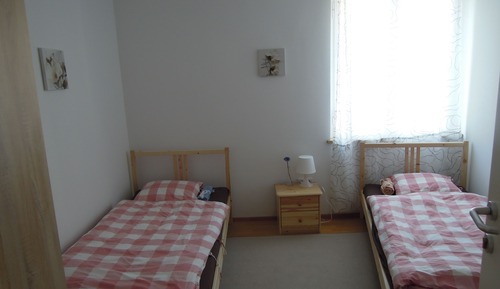 Habitación básica con 1 cama doble o 2 individuales, baño compartido