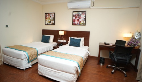 Habitación básica con 2 camas individuales