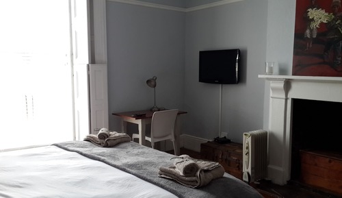 Casa (The Corner House - Self Catering)