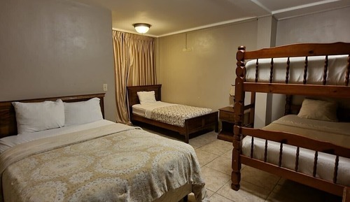 Habitación triple familiar, varias camas