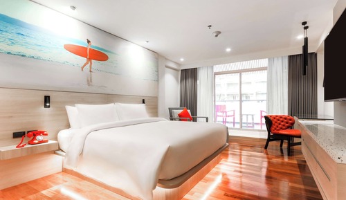 Habitación superior, vistas parciales al mar